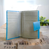 青いとライトグレーのバイカラーの二つ折り財布を開けたところ