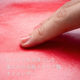 赤いミニ財布の柔らかなイタリア製の革の様子