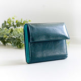 片手に収まるコンパクトなピンクの牛革財布のバイカラーが見える美しいさ