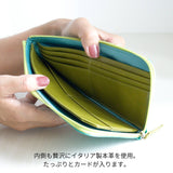 緑色のL字ファスナー財布の中が見える様子