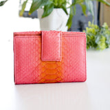 ピンクのパイソン蛇革財布の正面|超軽量で大容量な二つ折り財布