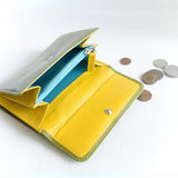 緑の牛革財布の小銭入れ部分|超軽量で大容量な二つ折り財布