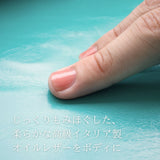 柔らかで良質なイタリアのオイルレザーをそっと指で撫でている