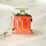 パイソン蛇革のがま口ミニ小銭入れのピンク色が立ってる様子