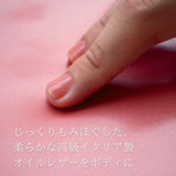 ピンクのイタリアのオイルレザーが美しい様子