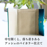 蛇革青いミニ財布を開いて、中を見せている様子