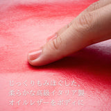 柔らかなイタリアンレザーを指でなぞっている様子