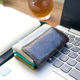 蛇柄がうっすら見える、美しい手染めのダークブラン色のパイソン蛇革のミニ財布