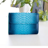 青色のパイソン蛇革財布の正面|超軽量で大容量な二つ折り財布