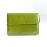 緑の牛革財布の正面|超軽量で大容量な二つ折り財布