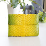 黄色のパイソン蛇革財布の正面|超軽量で大容量な二つ折り財布