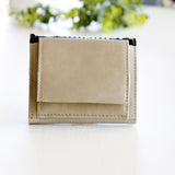 グレーのパイソン蛇革財布のコインケース部分|コンパクトで手のひらサイズ