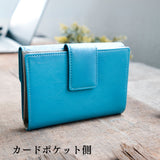 柔らかなイタリアンレザーで仕立てた、青い軽量二つ折り財布のカード入れ側