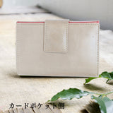 イタリアンレザーで仕立てた、グレーとピンクのバイカラーの軽量二つ折り財布の裏面