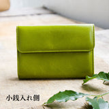 緑の二つ折り財布の正面写真