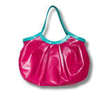 濃いピンクのPCが入る本革トートバッグの正面の様子