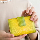 黄色のパイソン蛇革財布を手に持った様子|超軽量で大容量な二つ折り財布