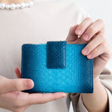 青色のパイソン蛇革財布を手に持った|超軽量で大容量な二つ折り財布