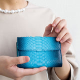 青色のパイソン蛇革財布を手に持った|超軽量で大容量な二つ折り財布