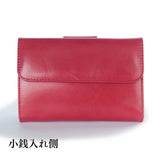 赤い二つ折り財布の小銭入れ側