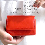 赤いミニ財布が手のひらに収まっている様子