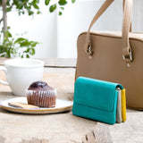 青いミニ財布がカフェにある様子