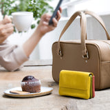 黄色いミニ財布がカフェにあるところ