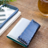 グレーのパイソン蛇革財布|コンパクトで手のひらサイズ