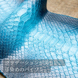 美しいブルーのグラデーションが特徴の蛇革の小さなカードサイズのコンパクト財布に使われている蛇革の写真