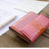 コンパクト二つ折り財布 蛇革 パイソン(ピンクグラデーション)