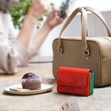 赤いミニ財布がカフェに置かれている素敵な風景