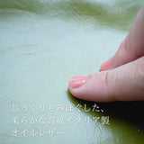 柔らかなオイルレザーを指でなぞっているところ