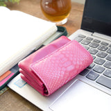 ピンクの蛇革 パイソンが素敵な様子|コンパクトで軽量なミニ財布