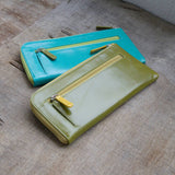 青と緑色のL字ファスナー財布が並んでいる様子