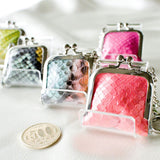 パイソン蛇革のがま身に小銭入れが4つ並ぶ様子