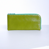 緑のエル字ファスナー長財布の正面から見たところ