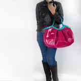 本革、レザーのトートバッグを腕にかけた女性の様子