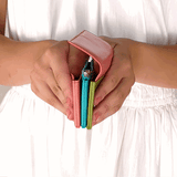 柔らかなイタリア製本革を生かしたジャバラ式で仕立てた、伸びるミニ財布。日本にはない新しいカタチ