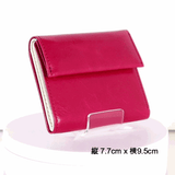 片手に収まるコンパクトなピンクの牛革財布の360度ビュー