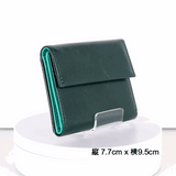 片手に収まるコンパクトなピンクの牛革財布を360度から見る