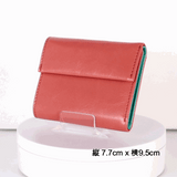 片手に収まるコンパクトなピンクの牛革財布を360度見る