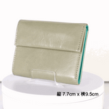 片手に収まるコンパクトなグレー色の牛革財布が360度で見られる