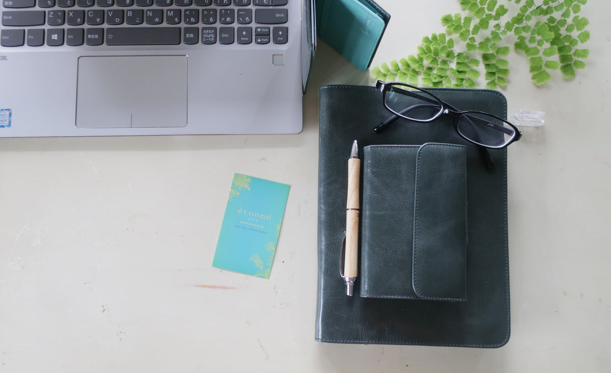 緑の牛革財布|超軽量で大容量な二つ折り財布