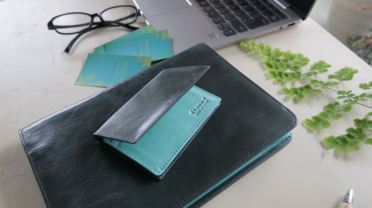 ノートカバー式クラッチバッグ リブレタ Libreta (モスグレー・ターコイズブルー)
