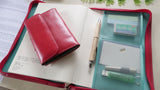 赤の牛革財布と同じ色のノートカバーのコラボ|超軽量で大容量な二つ折り財布