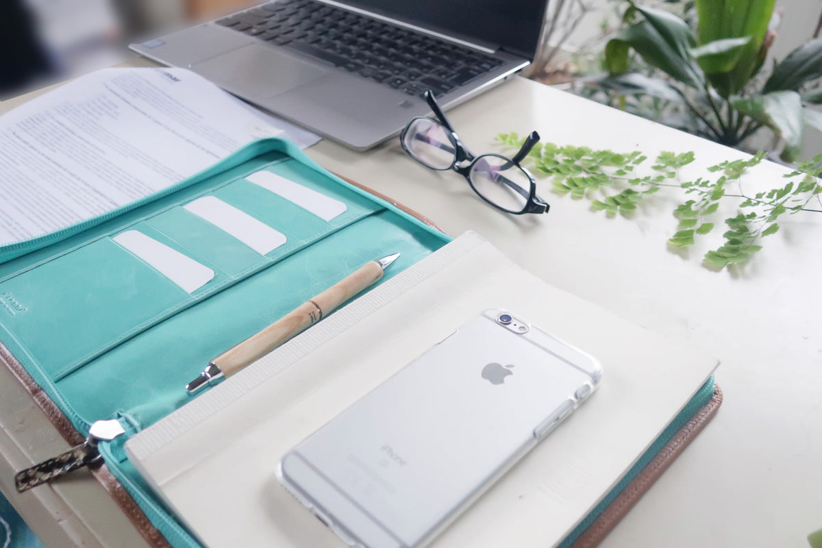 ノートカバー式クラッチバッグ リブレタ Libreta (アッシュ・ターコイズブルー)