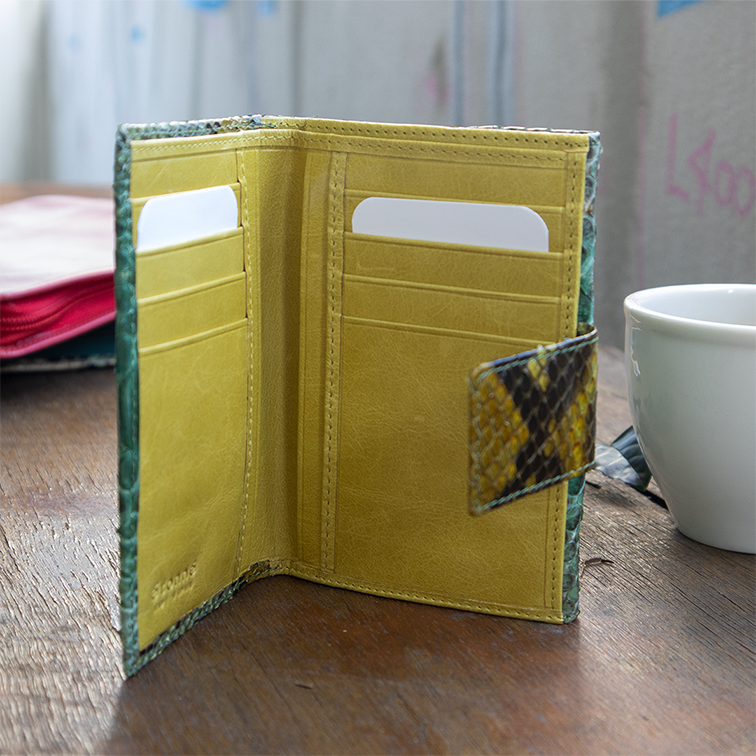 緑のパイソン蛇革財布のカードがたっぷり入る様子|超軽量で大容量な二つ折りレディース財布