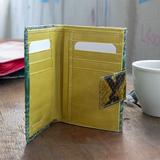 緑のパイソン蛇革財布のカードがたっぷり入る様子|超軽量で大容量な二つ折りレディース財布