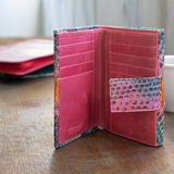 ピンク、オレンジ、ブルー、グレー4色のパイソン蛇革財布のたくさんカードが入る様子|超軽量で大容量な二つ折りレディース財布