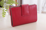 赤の牛革財布のバイカラーがちらっと見える様子|超軽量で大容量な二つ折り財布